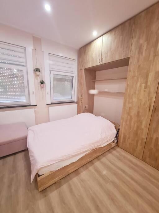 Magnolia Pink New And Fully Equipped Bruxelles