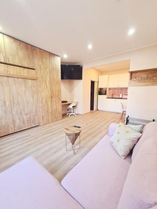 Magnolia Pink New And Fully Equipped Bruxelles